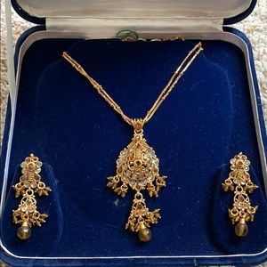 Stunning necklace and earring set!